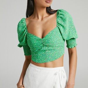 FELIZA RUCHED SWEETHEART BUST PUFF SLEEVE CROP TOP IN GREEN FLORAL. Size 6